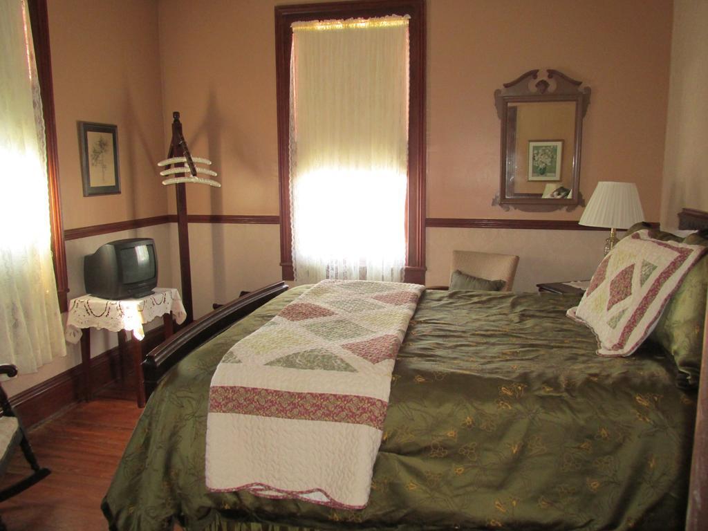 Victorian Bed & Breakfast Bed & Breakfast Pensacola